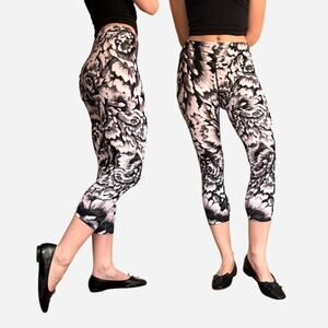 Calvin Klein cropped capris leggings with black and white flowers size small